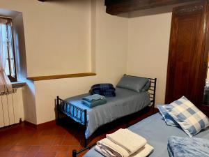 a bedroom with a twin bed and a window at Appartamento Kira in Porrona