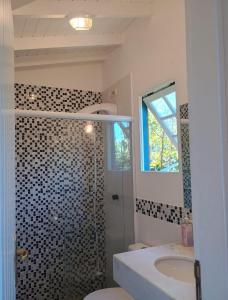 a bathroom with a toilet and a sink and a shower at Camburizinho Casa em condomínio a 250m da praia in São Sebastião