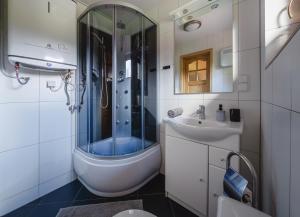 Et badeværelse på Widokowe Domki Kościelisko + 99 billeder