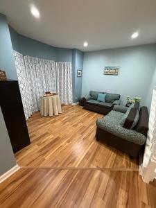 Гостиная зона в Quiet Cul-de-Sac Escape near Truist Park