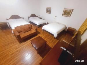 an overhead view of a room with two beds and a couch at Hotel Grer By Chat Noir in Cuenca +15 photos