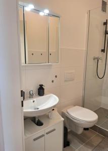 Et badeværelse på Harbour Pearl 2 Room Apartment and Kitchen