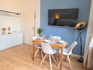 Et tv og/eller underholdning på Harbour Pearl 2 Room Apartment and Kitchen