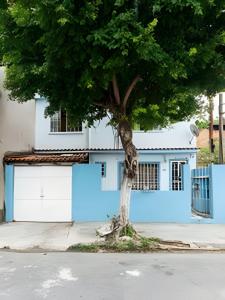 Ein Baum vor einem blauen Haus in der Unterkunft Casinha p/5 Charmosa in Volta Redonda