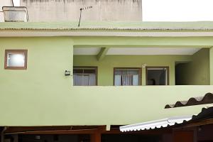 einen seitlichen Blick auf ein Gebäude mit zwei Fenstern in der Unterkunft Casinha p/5 Charmosa in Volta Redonda + 2 Fotos