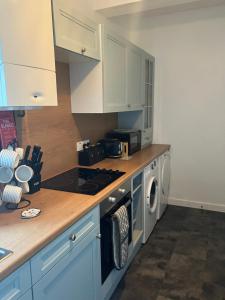 Toll House في ويك: مطبخ مع موقد وغسالة ملابس