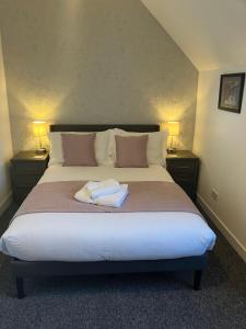 Toll House في ويك: غرفة نوم بها سرير كبير وطاولتين جانبيتين +5 صور