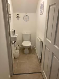 Toll House في ويك: حمام صغير مع مرحاض ومغسلة