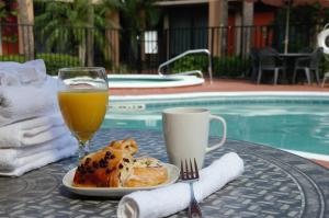 Photo de la galerie de l'établissement Days Inn & Suites by Wyndham Orlando Airport, à Orlando