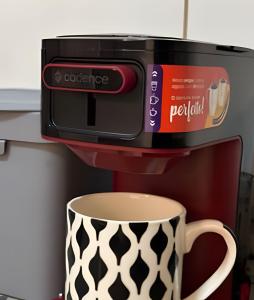 een broodrooster en een kop koffie bij Studio p/3 Climatizado in Volta Redonda