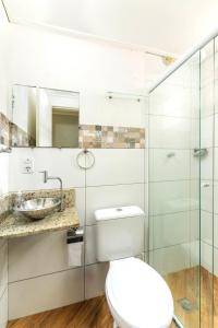 ein Badezimmer mit Toilette und Waschbecken in der Unterkunft Chalé Diamante c /AR in Volta Redonda