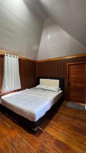 ein Schlafzimmer mit einem großen Bett in einem Zimmer in der Unterkunft The Mawun Lombok in Selong Belanak