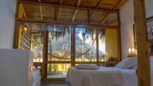 um quarto com duas camas e uma janela grande em Bali Lodge Máncora - Playa, Piscina & Desayuno em Máncora mais 27 fotografias