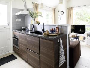 una cucina con un lavello e un piano di lavoro di Relaxing Waterfront Bungalow a Nieuw-Loosdrecht Altre 18 foto