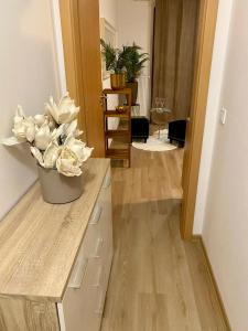 een vaas met bloemen op een toonbank in een gang bij APPOVEL- Balkonové Studio in Olomouc