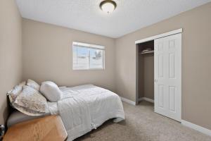 Ένα ή περισσότερα κρεβάτια σε δωμάτιο στο Lux Home MINS to UCHealth Medical Ctr & Parks