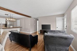 Μια τηλεόραση ή/και κέντρο ψυχαγωγίας στο Lux Home MINS to UCHealth Medical Ctr & Parks