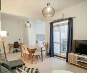 Μια τηλεόραση ή/και κέντρο ψυχαγωγίας στο Hostel Suite DDT