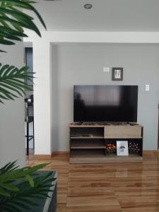 ein Wohnzimmer mit einem Flachbildfernseher auf einem Entertainment-Center in der Unterkunft Las Palmas Apart in Tacna