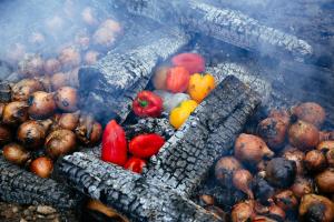 um monte de frutas e legumes cozinhando na grelha em Puntacamp Patagonia em Luis Soto