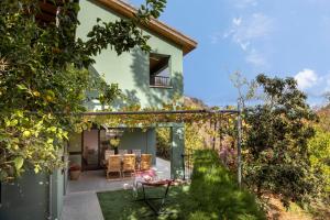 an internal view of a house with a garden at Maison du Mont in Kalopanayiotis
