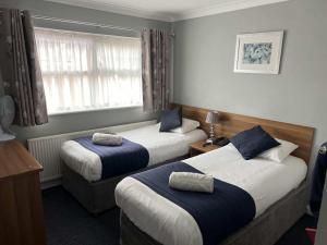 En eller flere senge i et værelse på Corner House Hotel Gatwick with bookable Holiday parking