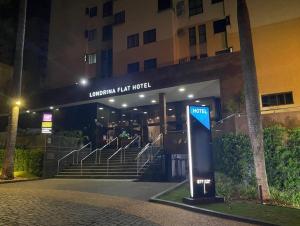 FLAT LUXO PREMIUM - Londrina Flat Hotel - 43m² #garagemgrátis في لوندرينا: مبنى عليه لافتة مكتوب عليها فندق شقق كولومبي
