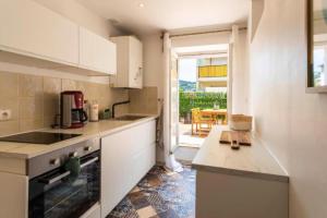 Η κουζίνα ή μικρή κουζίνα στο Spacious and bright house near Cannes