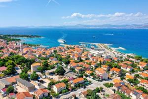 una vista aerea di una città vicino all'oceano di House Frane a Supetar (San Pietro di Brazza)