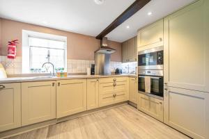 Η κουζίνα ή μικρή κουζίνα στο Lowther Cottage - Lake District Cottage with Log Burner