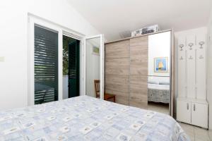 En eller flere senge i et værelse på Apartments Jase