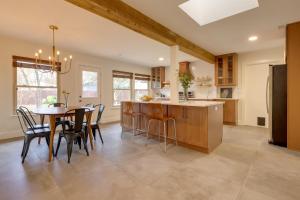 Kuchyň nebo kuchyňský kout v ubytování 6 Mi to Dtwn Austin Home with Screened Porch and Yard