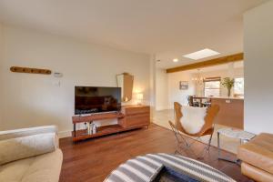 TV a/nebo společenská místnost v ubytování 6 Mi to Dtwn Austin Home with Screened Porch and Yard