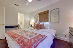 Postel nebo postele na pokoji v ubytování 6 Mi to Dtwn Austin Home with Screened Porch and Yard