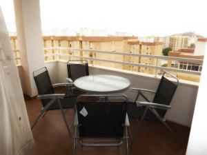 アリカンテにあるApartamento Alicanteのバルコニー(テーブル、椅子付)