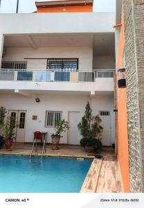 ein Schwimmbad vor einem Gebäude in der Unterkunft Aigrettes in Somone