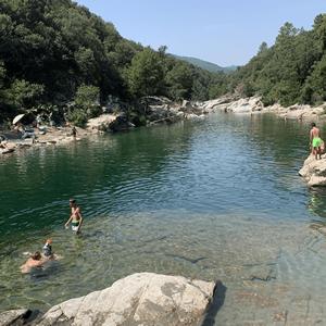 a group of people swimming in a river at Mobil home cosy 4 personnes - Nature et Détente aux Portes des Cévennes, Mialet in Mialet