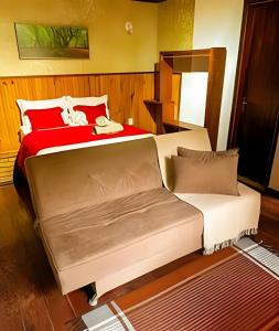 En eller flere senge i et værelse på Refúgio com Cachoeira e Jacuzza