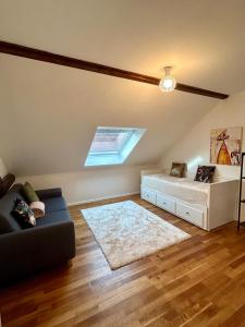 a living room with a couch and a window at l'Alchimiste - Appartement moderne avec jacuzzi in Bitche +9 photos