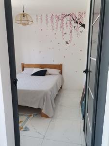 En eller flere senge i et værelse på Serene Villa2