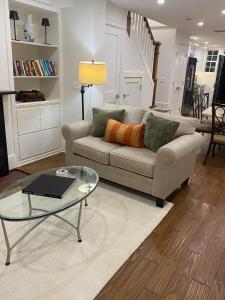 Khu vực ghế ngồi tại Queen of Old Town