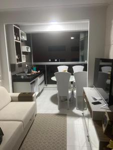 Μια τηλεόραση ή/και κέντρο ψυχαγωγίας στο Confortável flat próximo Tambau