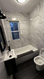 Ένα μπάνιο στο Bachi - Private Room 1 with Parking, Desk & Fast WiFi near Yale, Quinnipiac, SCSU & Hospitals