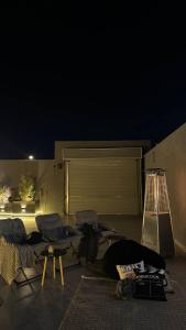 a room with chairs and a garage at night at شالية لانتانا الطائف الواصلية in As Sayl aş Şaghīr