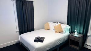 Ένα ή περισσότερα κρεβάτια σε δωμάτιο στο Bachi - Private Room 1 with Parking, Desk & Fast WiFi near Yale, Quinnipiac, SCSU & Hospitals +12 φωτογραφίες