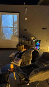 a living room with a couch and a window at شالية لانتانا الطائف الواصلية in As Sayl aş Şaghīr