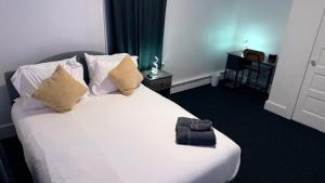 Ένα ή περισσότερα κρεβάτια σε δωμάτιο στο Bachi - Private Room 1 with Parking, Desk & Fast WiFi near Yale, Quinnipiac, SCSU & Hospitals