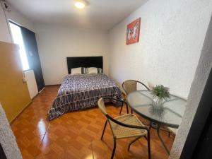 Habitación doble economica con Baño Privado في كوريكو: غرفة نوم بها سرير وطاولة وكراسي