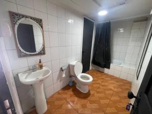 Habitación doble economica con Baño Privado في كوريكو: حمام مع حوض ومرحاض ومرآة +18 صورة