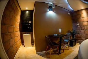 een kleine eetkamer met een tafel en stoelen bij Motel Hotel Paradiso - Ibirubá-RS in Ibirubá